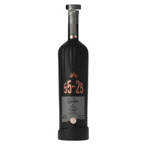 Black Cascahuin bottle 55-25 on a white background